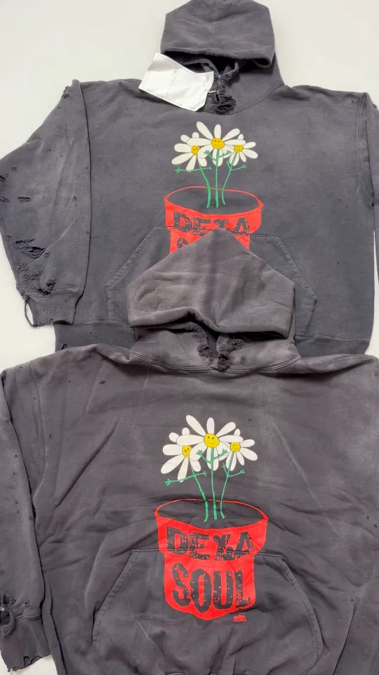 SAINT Mxxxxxx × DE LA SOUL DLS_HOODIE/DE LA SOUL/BLK DE LA SOUL co-branded potted plant destruction hoodie, washed black S-XL, a very important hoodie this season. It embodies the brand philosophy through the humorous potted plant and slogan design. In addition, through a large number of hand-made fraying, cutting and other damage processing, as well as heavy washing and oxidative fading treatment, a perfect Vintage effect is created. Original mold opening Customized co-branded main mark and wash water mark, correct version